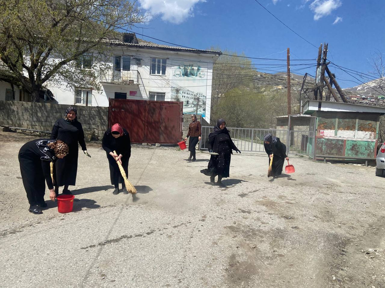 Сегодня коллектив ГБУ РД ЦСОН в МО «Гумбетовский район»принял участие в общереспубликанском субботнике